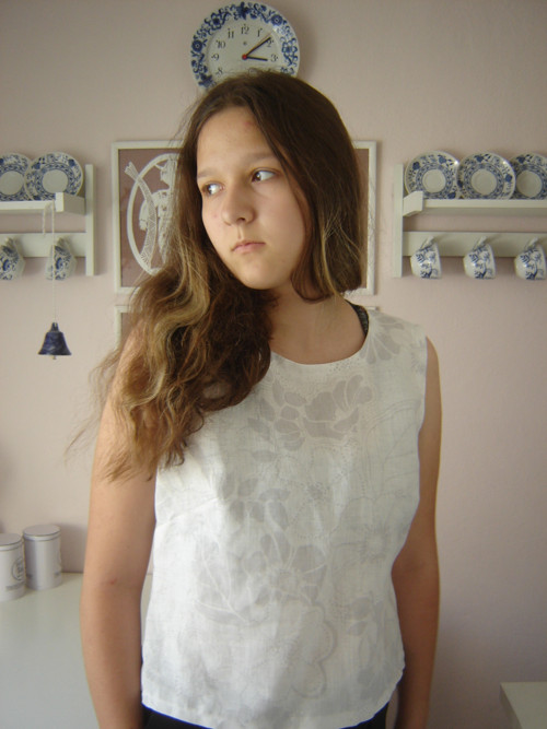 Lněné tílko - top s šedými květy — foto 4