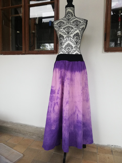 Dlouhá batikovaná sukně — foto 3
