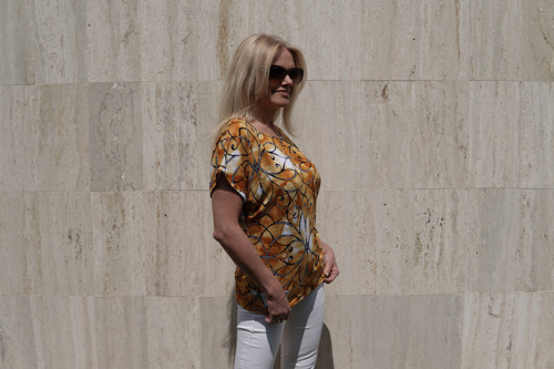 Volné tričko s ornamenty — foto 3