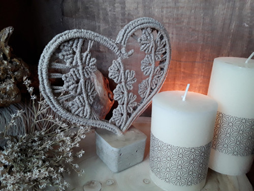 Macramé srdíčko-betonový stojan — foto 2