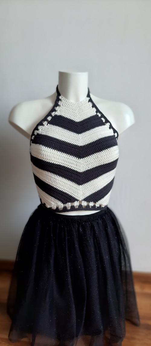 Háčkovaný šedo-bílý crop-top . — foto 3
