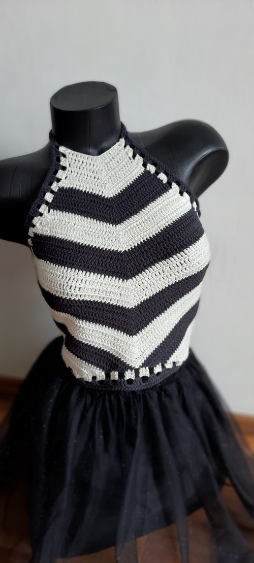 Háčkovaný šedo-bílý crop-top . — foto 4