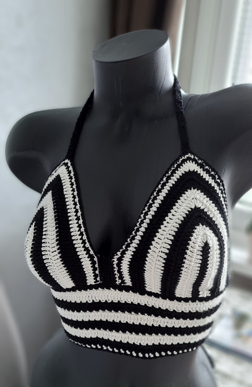 Háčkovaný černo-bílý crop-top . — foto 5