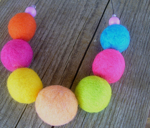 Plstěné pastel/neon korále — foto 2