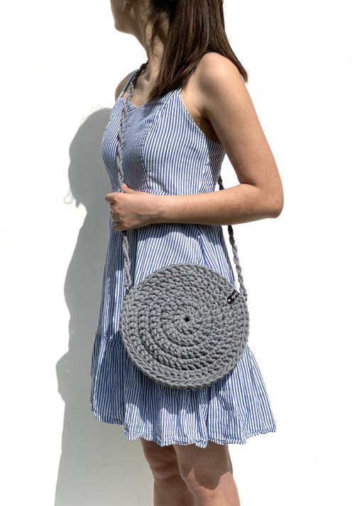 Šedá kulatá háčkovaná kabelka “Summertime” — foto 4