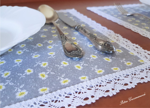 Prostírání s aplikací bílé krajky. — foto 2