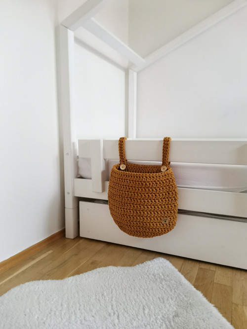 Háčkovaný kapsář na postýlku - hořčicový — foto 4