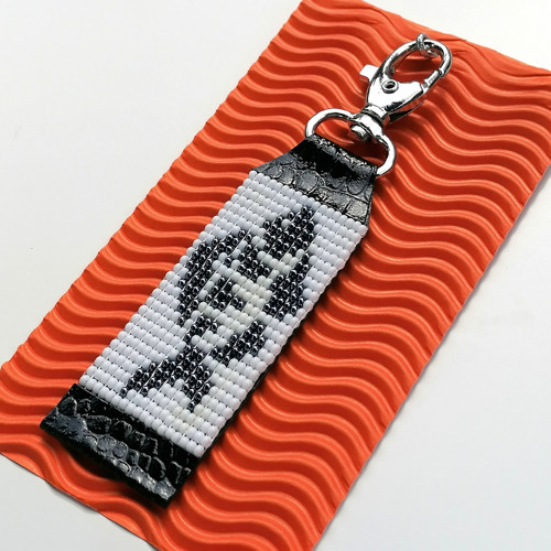 Carp Fish Black&White-Leather Beaded Keychain — foto 4
