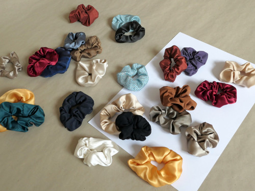 Gumička scrunchie teple bílá - slonová kost — foto 2