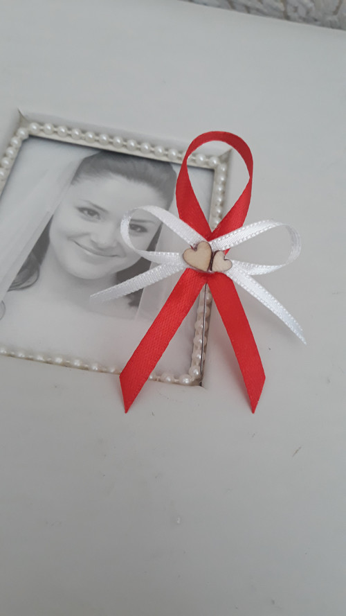 Vývazek se srdíčky a špendlíkem — foto 2