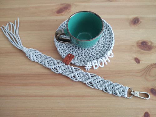 Delší macramé klíčenka světle šedá — foto 2
