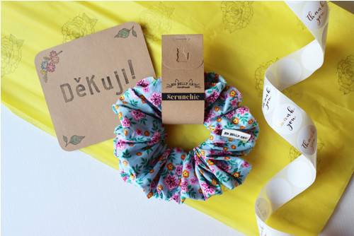 Scrunchie gumička/náramek, světle modrá s květy — foto 3