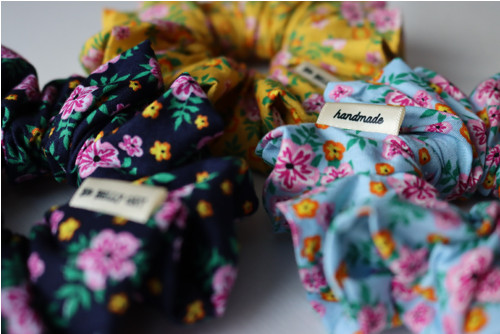 Scrunchie gumička/náramek, světle modrá s květy — foto 4