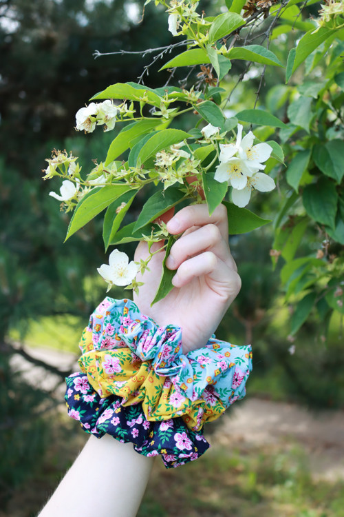 Scrunchie gumička/náramek, světle modrá s květy — foto 5
