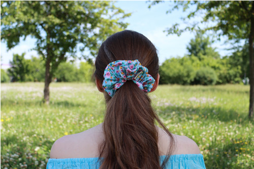 Scrunchie gumička/náramek, světle modrá s květy — foto 2