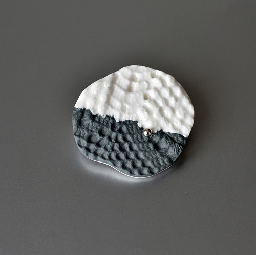 Porcelánová brož - Kontrasty — foto 3