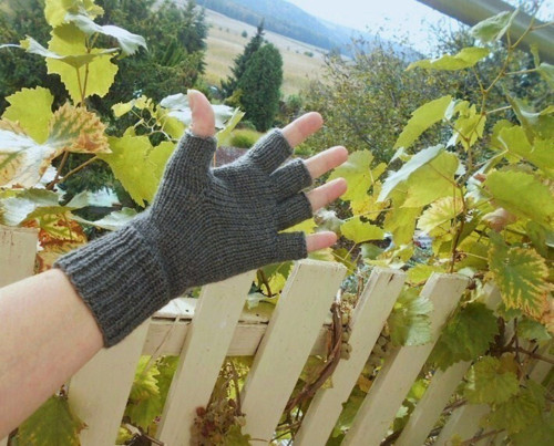 Pletené bezprsťáky tmavě šedé — foto 5
