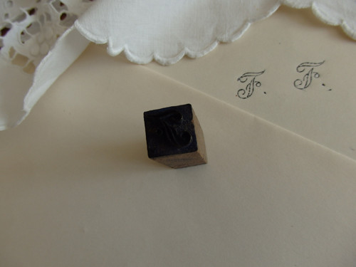 Monogram "F" - razítko na látku — foto 2