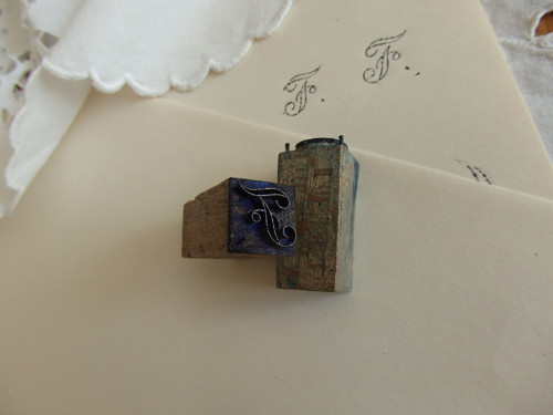 Monogram "F" - razítko na látku — foto 3