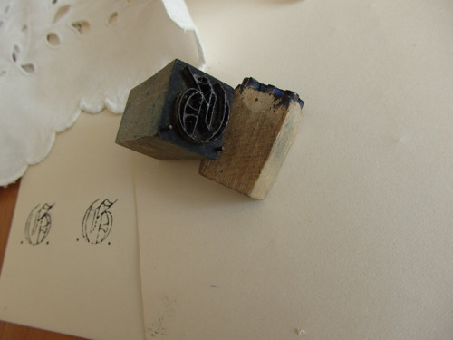 Monogram "B" - razítko na látku — foto 2