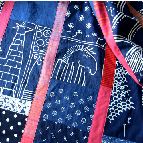 KOLIK KOUSKŮ? ... modrotisková sukně, patchwork — foto 2