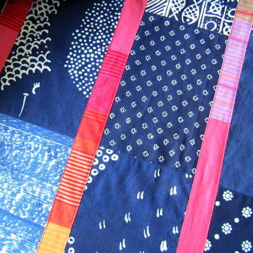 KOLIK KOUSKŮ? ... modrotisková sukně, patchwork — foto 3