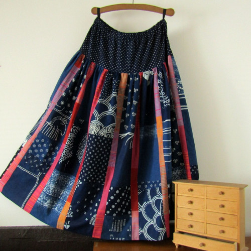 KOLIK KOUSKŮ? ... modrotisková sukně, patchwork — foto 6