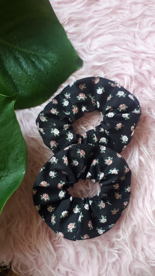 Scrunchie černá gumička do vlasů s růžičkama — foto 2