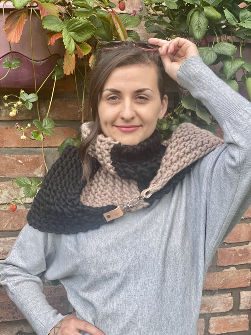Šála s karabinou černobéžová — foto 3
