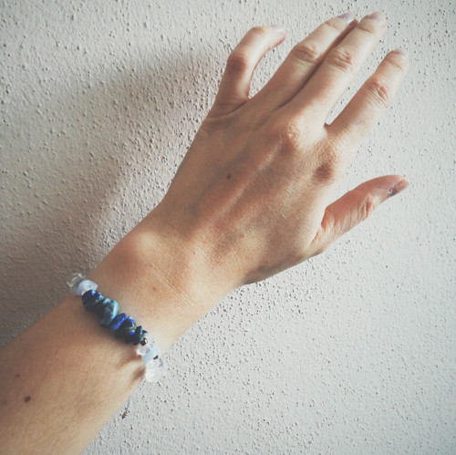 Macrame náramek s křišťálem, chalcedonem a lapis — foto 2