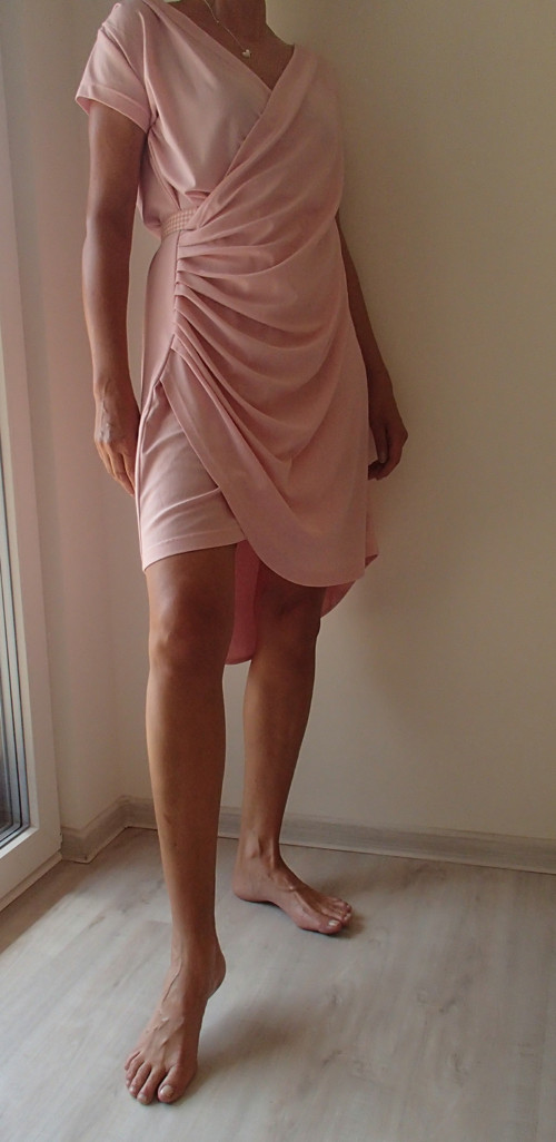 Rafinované pudrové šaty — foto 2