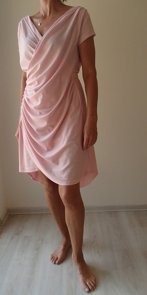 Rafinované pudrové šaty — foto 3