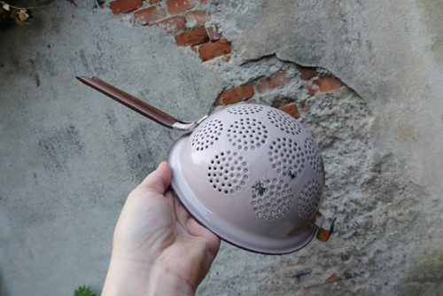 Z kuchyně... smaltovaný cedník — foto 2