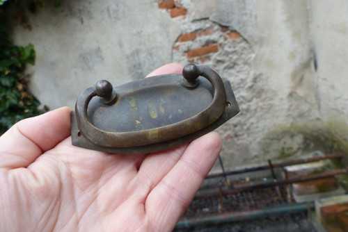 Stará nábytková krytka, madlo — foto 3