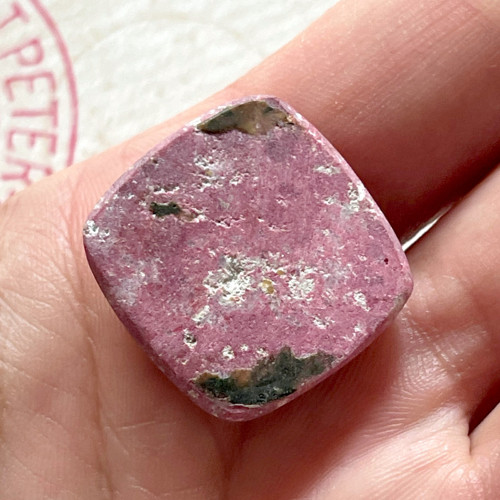 Thulit kabošon / 23x23x6mm — foto 2