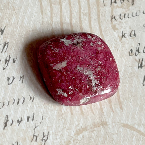 Thulit kabošon / 23x23x6mm — foto 5