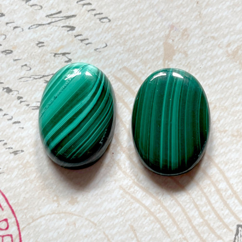 Malachit pravý kabošon ovál / 25x18mm — foto 2
