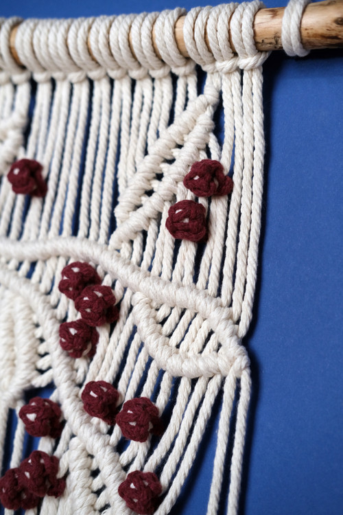 Macrame dekorace na zeď lístky s růžičkami — foto 3