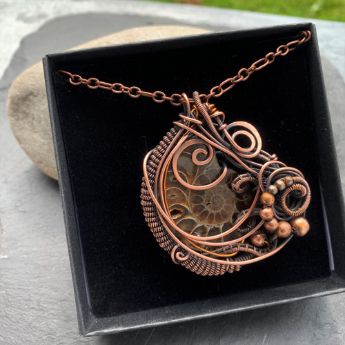 Drátovaný přívěsek Amonit steampunk — foto 2
