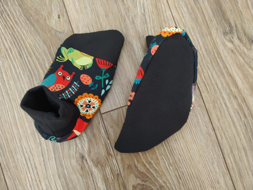 Capáčky ze softshellu a teplakoviny do kočárku — foto 3