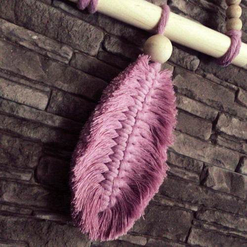 Macramé závěs s peříčkem světlý — foto 3