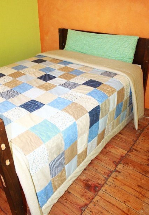 Béžovo modrý přehoz či přikrývka patchwork — foto 2