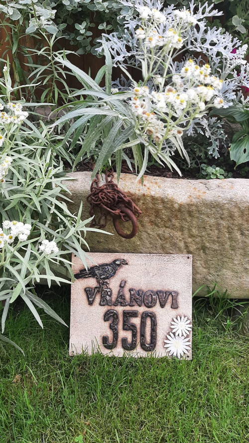 Jmenovka s vránou — foto 2