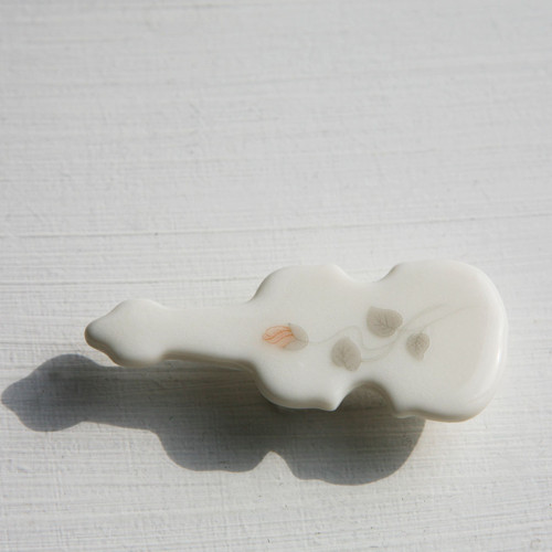 Housle - porcelánová brož — foto 2