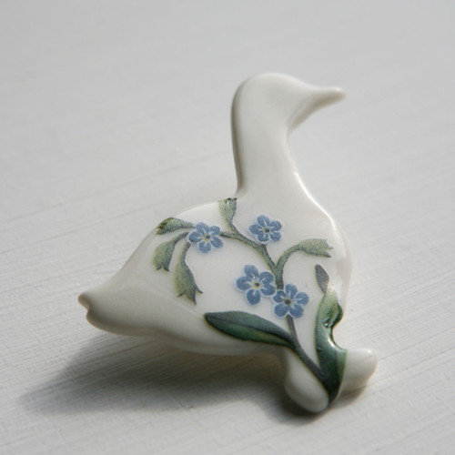 Husa pomněnková - porcelánová brož — foto 2