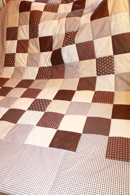 Hnědý kostkáč ..přehoz či přikrývka patchwork — foto 2