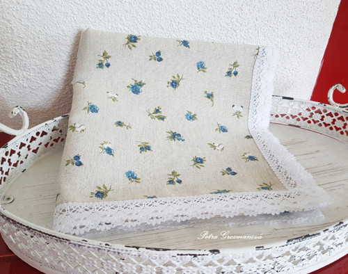 Prostírání s aplikací bílé krajky. — foto 2
