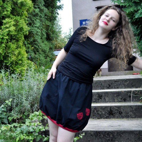 Černá sukně s kytkami — foto 2