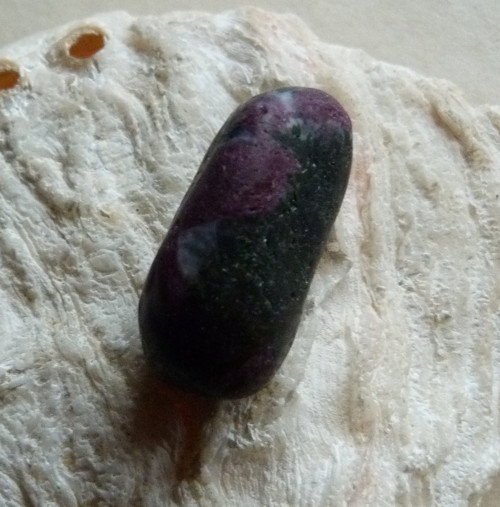 Rubín v zoisitu - 2,8 cm — foto 3