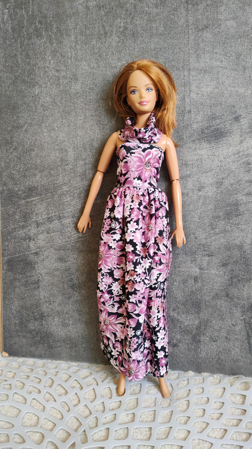 Dlouhé šatičky s čelenkou pro Barbie — foto 2